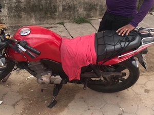 Polícia recupera moto roubada por criminosos armados na Chã da Jaqueira