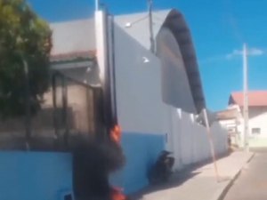 [Vídeo] Princípio de incêndio em contador de energia deixa estudantes de escola em Delmiro em pânico