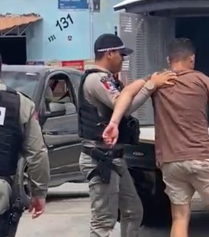 [Vídeo] Homem finge estar armado, tenta roubar moto e é detido e hostilizado por populares em Arapiraca