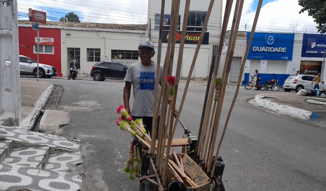 O homem das vassouras: mais de meio século de trabalho e tradição pelas ruas de Arapiraca