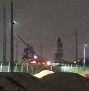 Carro colide e derruba poste de energia na rodovia AL-220 em Arapiraca