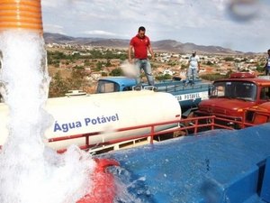 Sertanejos são beneficiados com operação carro-pipa