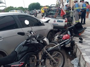 [Vídeo] Entregador e colombiano ficam feridos após serem atingidos por carro desgovernado no Parque Ceci Cunha