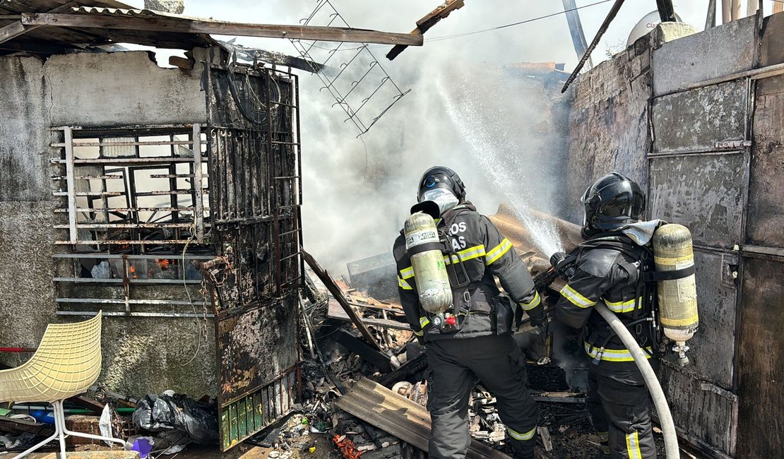 Bombeiros fazem rescaldo em residência que pegou fogo no Jacintinho