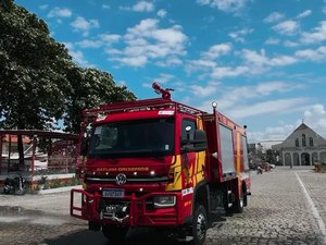 Deputado Fabio Costa entrega viatura inédita de combate a incêndios ao Corpo de Bombeiros