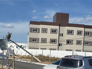 [Vídeo] Vento derruba poste e placa cai em cima de veículo em Arapiraca