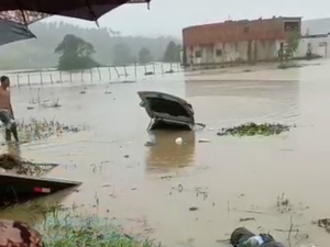 [Vídeo] Carro é ‘engolido’ por enchente em Porto Calvo