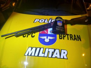 Suspeitos fogem, mas arma é apreendida em residência