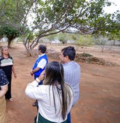 Tia Júlia visita Casa da Esperança e entrega fardamento a servidores da Assistência Social