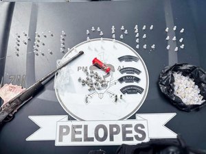 PM apreende drogas, arma e prende duas pessoas em União dos Palmares
