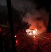 [Vídeo] Carro fica totalmente incendiado em São Luís do Quitunde