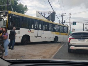 Ônibus sai da pista, invade contramão e para sobre calçada no bairro do Poço