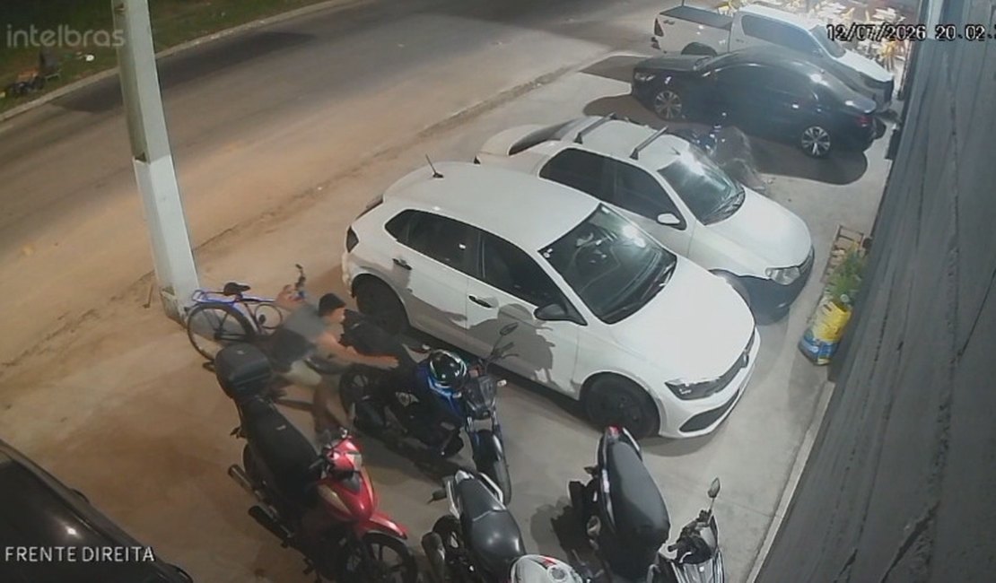 [Vídeo] Câmera flagra homem furtando capacete de moto na parte alta de Maceió