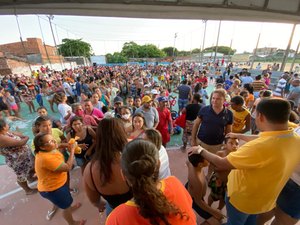 Mantendo tradição há 15 anos, Francisco Sales distribui toneladas de peixes para famílias maceioenses