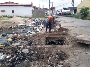 Descarte irregular de resíduos obstrui galerias de drenagem