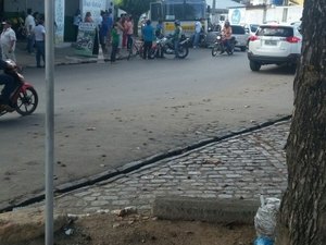 Ônibus e carro colidem frontalmente em Arapiraca
