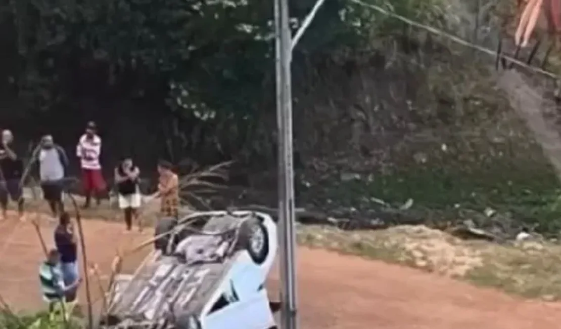 [Video] Mulher fica ferida após carro cair em ribanceira na Avenida Leste-Oeste, em Maceió