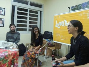 Poeta Marta Eugênia é convidada em sarau nesta terça