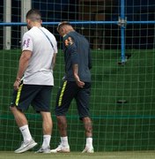 Neymar sente dores e, mancando, abandona treinamento da seleção