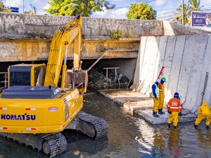 Prefeitura de Maceió começa a pôr placas para recompor paredes do canal do Riacho Salgadinho