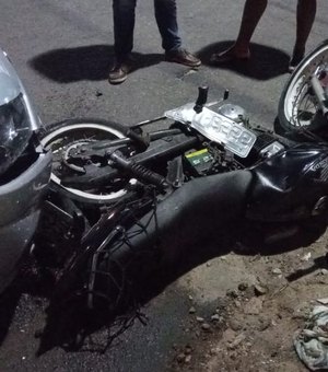 Colisão envolvendo uma moto e dois carros deixa mototaxista ferido em Arapiraca