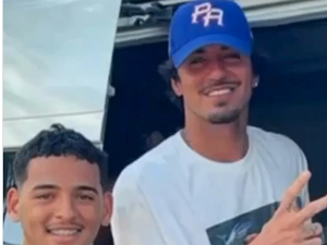 De boné e escondido por toalha, Gabriel Medina é reconhecido por fãs em praia de Maceió
