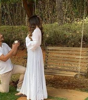 Cauan Máximo pede namorada em casamento: 'Ela disse sim'