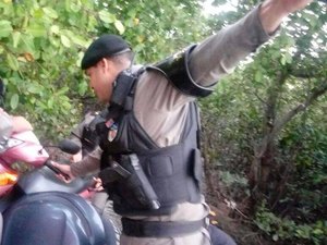 Moto roubada é encontrada escondida em um mangue na Capital