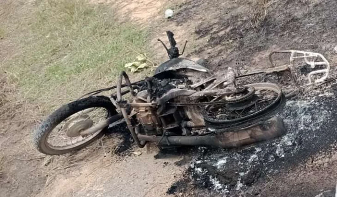 Motocicleta fica completamente destruída após incêndio em Porto de Pedras