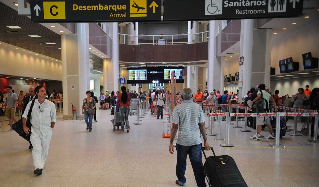 Companhia aérea passa a permitir que passageiro despache mala sozinho