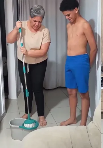 Mãe ensina filho a 'farmar aura' em casa e vídeo viraliza; confira o tutorial