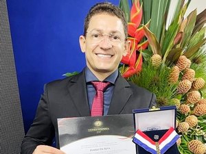 Enfermeiro do HE do Agreste  recebe Medalha Silvio Vianna