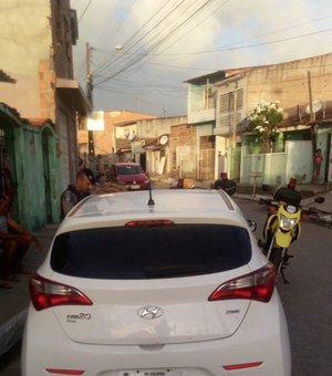 Agentes do Ronda no Bairro localizam carro roubado no Jacintinho