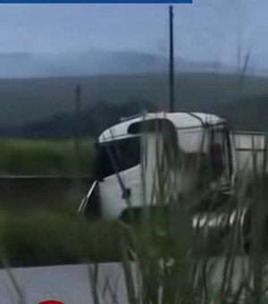 Carreta destrói ponto de ônibus, atropela pessoas e deixa feridos na BR-101 em Messias