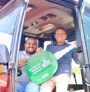 Prefeito comemora chegada de nova retroescavadeira para Matriz de Camaragibe