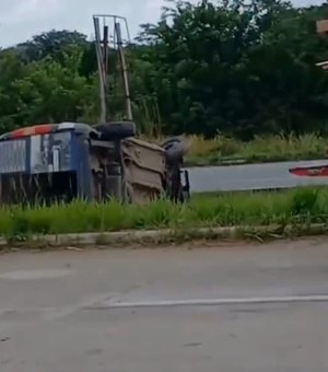 Motorista perde o controle da direção e capota Doblô deixando quatro feridos no Pilar