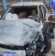 Carro bate em carreta carregada de açúcar no bairro de Ipioca, em Maceió