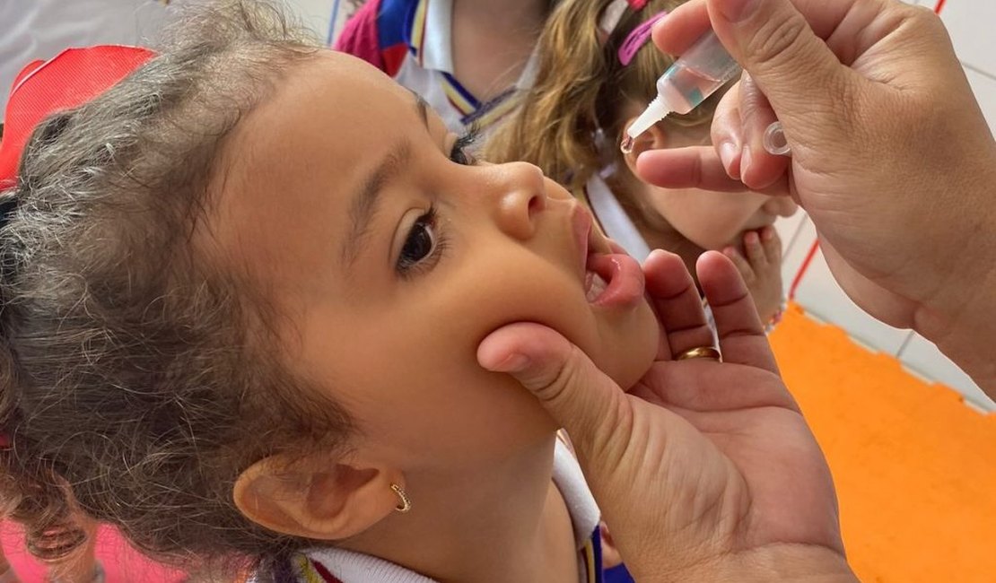 Vacinação contra poliomielite é iniciada para crianças de 1 a menores de 5 anos