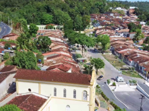 Teto de residência em Fernão Velho desaba após chuvas em Maceió