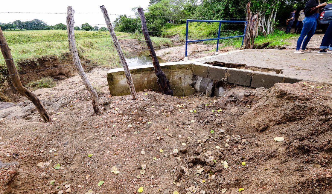 Prefeita Tia Júlia e equipe visitam pontos críticos afetados pelas chuvas em Palmeira dos Índios