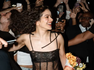 Rosalía atende fãs em porta de hotel antes de shows no Rio de Janeiro