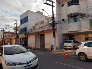 [Vídeo] Fio de alta tensão cai de poste e deixa duas pessoas gravemente feridas no Centro de Arapiraca