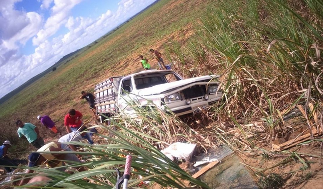 Veículo capota, população tenta saquear a carga e rouba R$ 4mil de motorista