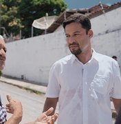 Senador Rodrigo Cunha visita residências atingidas pelo afundamento nos bairros Pinheiro e Bebedouro