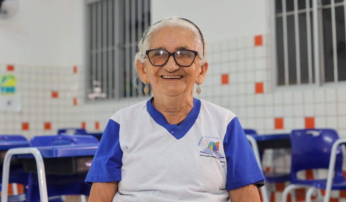 EJAI Maceió: aluna de 78 anos comemora ao escrever o nome pela primeira vez
