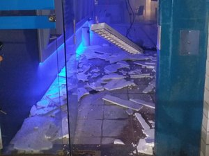 Criminosos explodem agência da Caixa e atacam BB em Porto Calvo