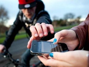 Jovem tenta roubar celular mas é contido por populares