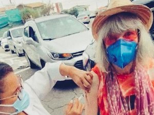 Rita Lee é vacinada contra a Covid-19 em SP