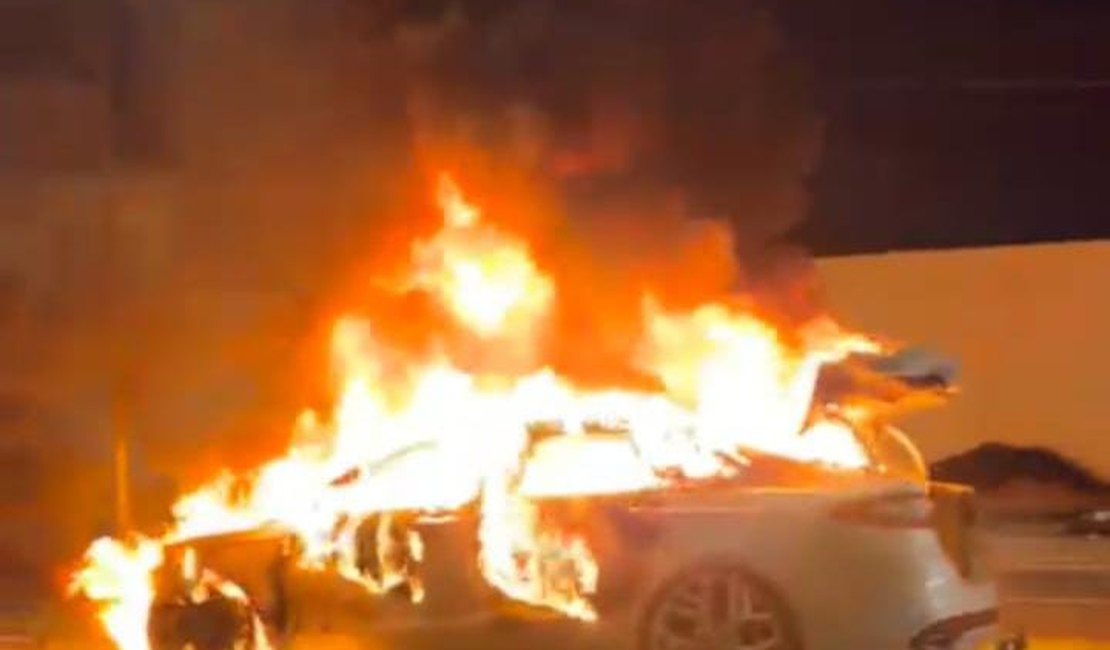 Carro incendeia na Avenida Durval de Góes Monteiro, em Maceió