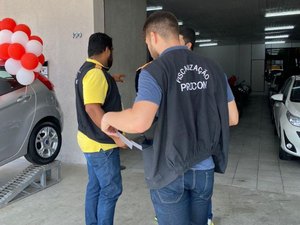 Equipes de fiscais do Procon Maceió notificaram 11 lojas de automóveis seminovos